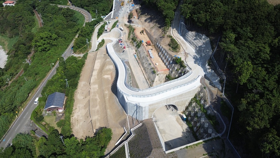 南海トラフ巨大地震による津波浸水災害から道路と地域住民を守る道づくり～すさみ串本道路宇の平見地区整備工事～
